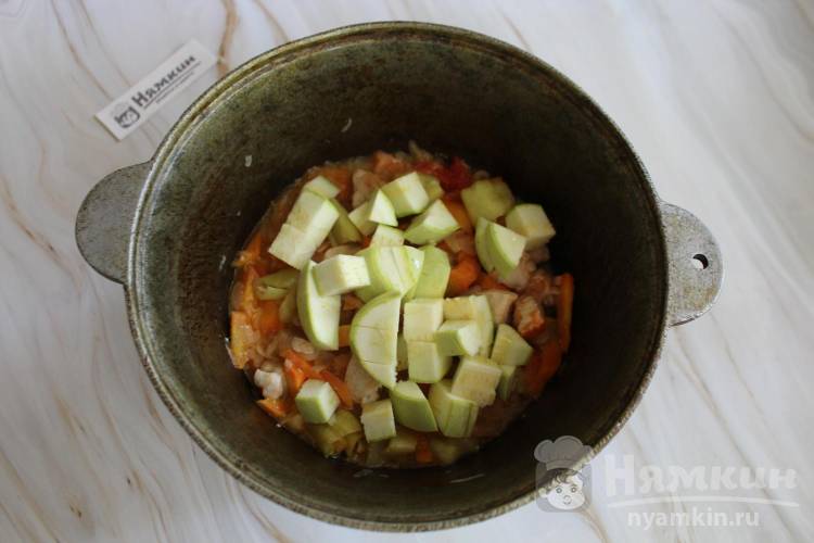 Тушеные кабачки с куриной грудкой и овощами в казане - фото шаг 6