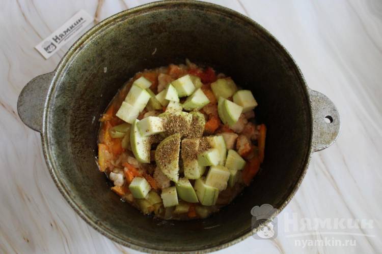 Тушеные кабачки с куриной грудкой и овощами в казане - фото шаг 7