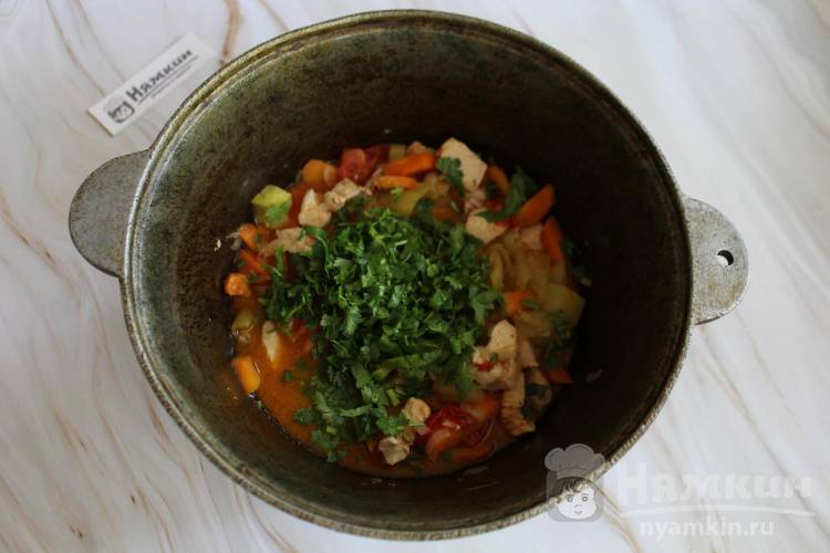 Тушеные кабачки с куриной грудкой и овощами в казане - фото шаг 8