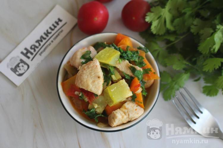 Тушеные кабачки с куриной грудкой и овощами в казане - фото шаг 9