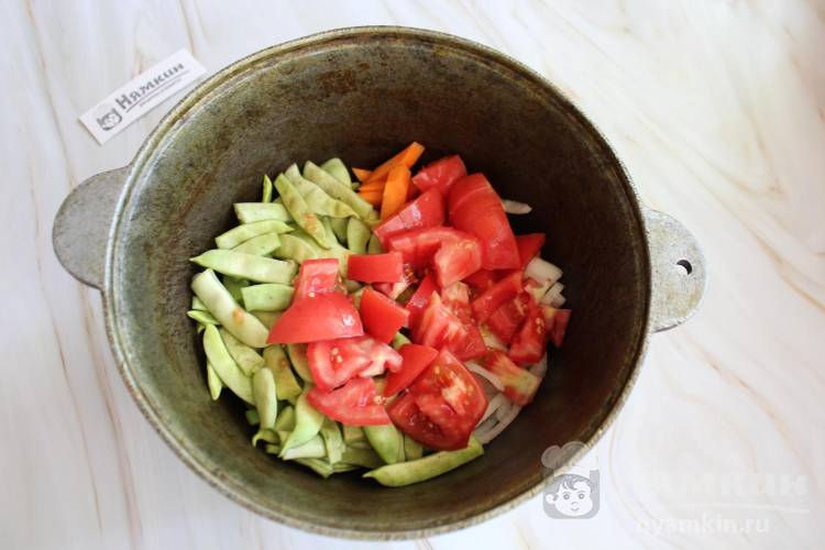 Тушеная зеленая стручковая фасоль с куриной грудкой и овощами в казане - фото шаг 3