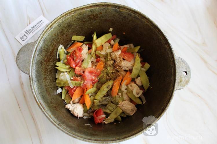 Тушеная зеленая стручковая фасоль с куриной грудкой и овощами в казане - фото шаг 4