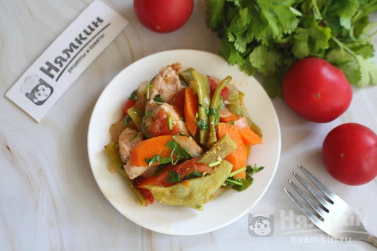 Тушеная зеленая стручковая фасоль с куриной грудкой и овощами в казане - фото шаг 6