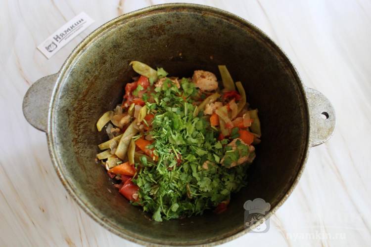Тушеная зеленая стручковая фасоль с куриной грудкой и овощами в казане - фото шаг 5