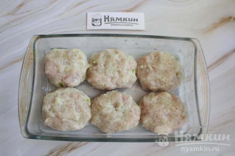 Куриные котлеты с яблоками и творогом в духовке - фото шаг 5