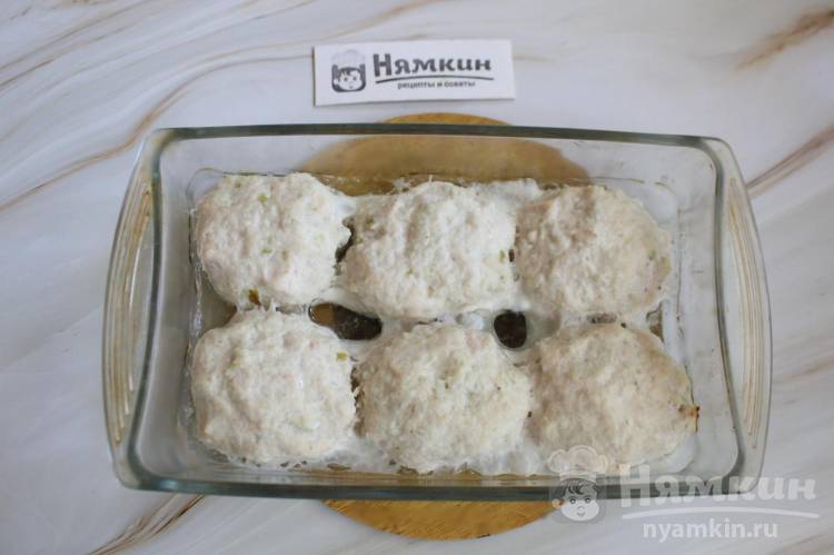 Куриные котлеты с яблоками и творогом в духовке - фото шаг 6