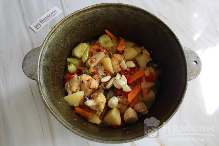 Овощное рагу с курицей, баклажанами и цветной капустой в казане - фото шаг 7