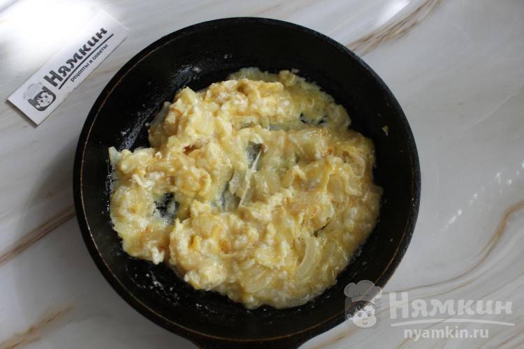 Стручковая фасоль с яйцом, луком и чесноком на сковороде - фото шаг 4
