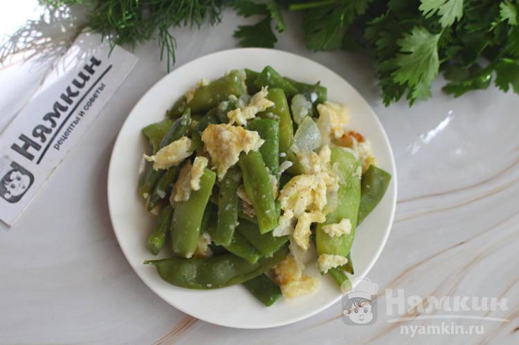 Стручковая фасоль с яйцом, луком и чесноком на сковороде - фото шаг 7