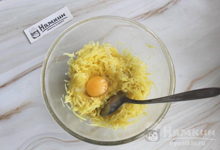 Закуска с красной рыбой на картофельных оладьях - фото шаг 3