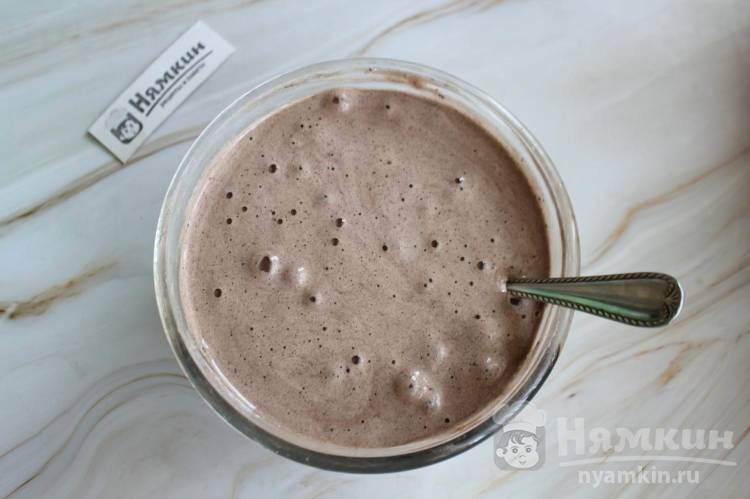 Домашний шоколадный торт с масляным кремом, вишней и грецкими орехами - фото шаг 5
