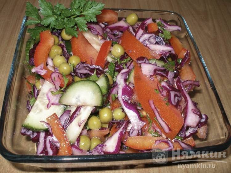 Салат из краснокочанной капусты и консервированным зеленым горошком со свежими овощами
