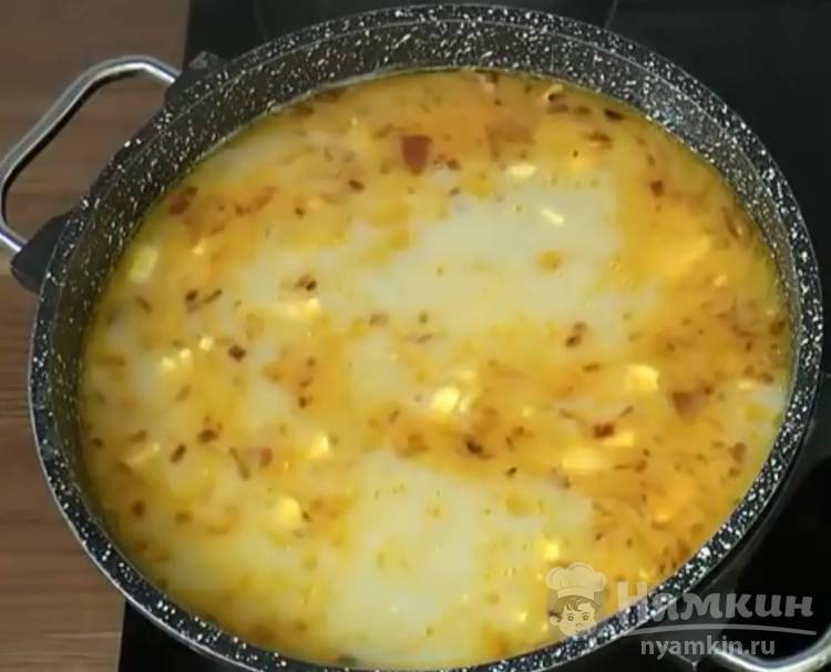 Суп говяжий с яйцами и плавленным сыром