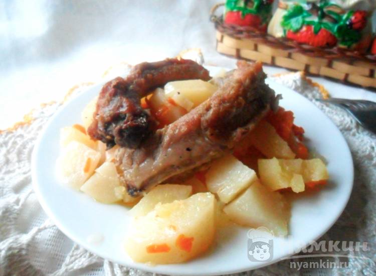 Тушеная картошка с свиными ребрами в духовке