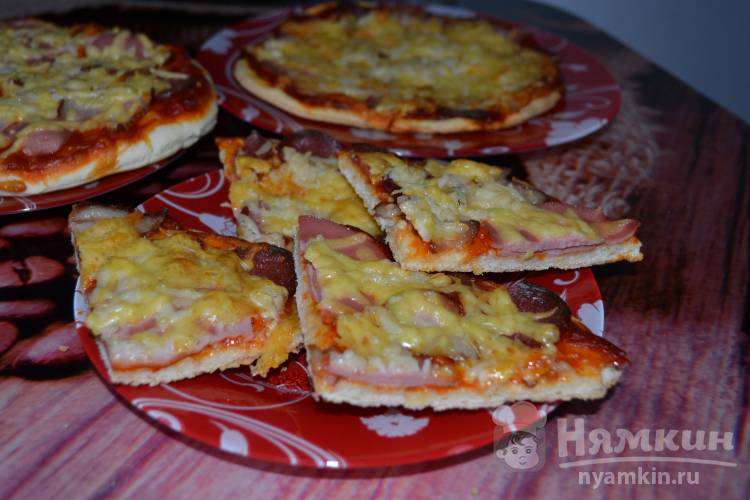 Домашняя пицца с колбасами, беконом и сыром