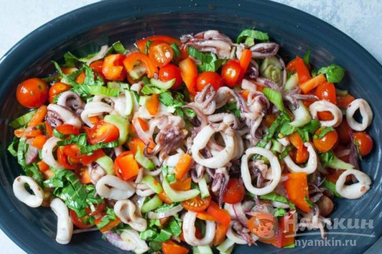 Салат из овощей и морепродуктов
