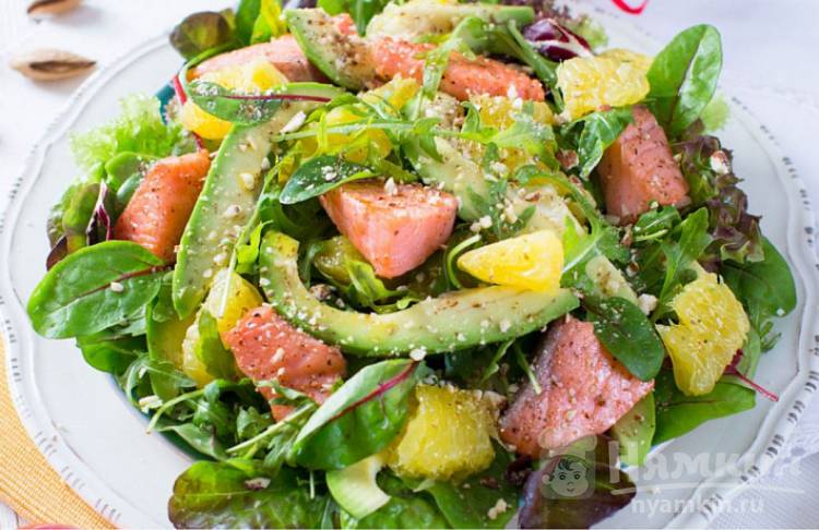 Салат с жареным лососем и авокадо