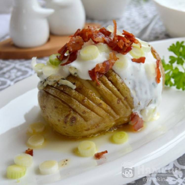 Картофель-гармошка с беконом в духовке