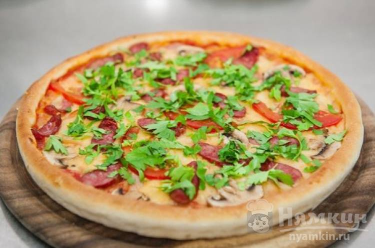 Пицца на готовом тесте с копчеными колбасками и грибами