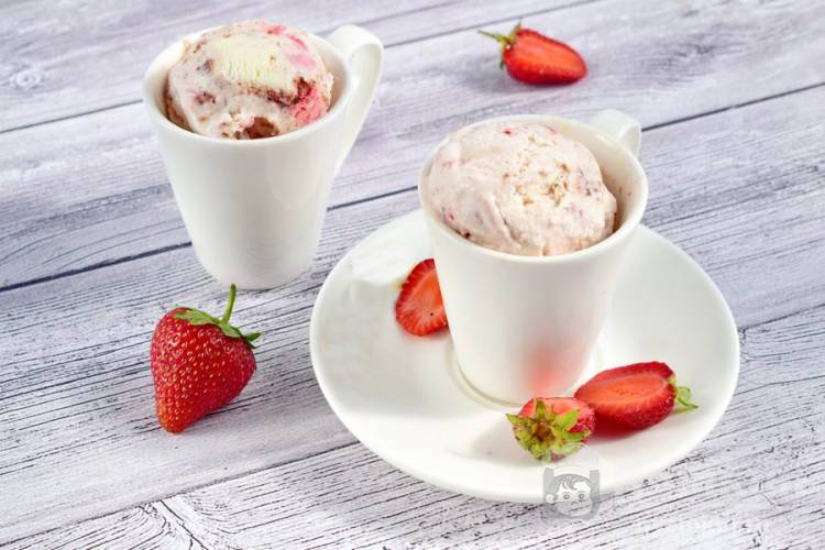 Клубничное мороженое с кусочками ягод