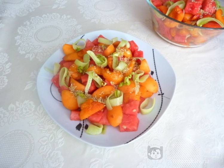Салат фруктовый с арбузом и абрикосами