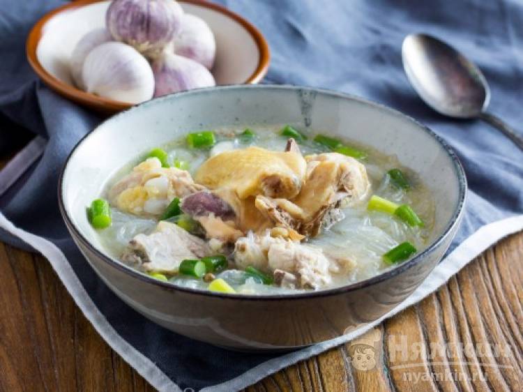 Суп по-китайски с курицей, фунчозой и чесноком