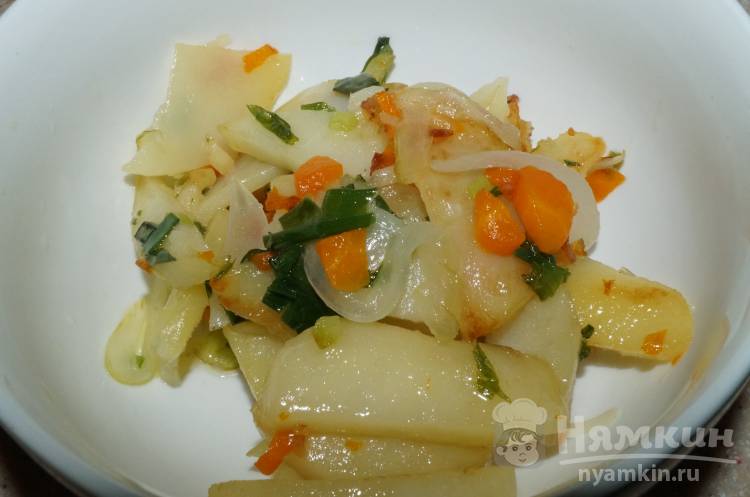 Жареная картошка с морковкой и зеленым луком на сковороде
