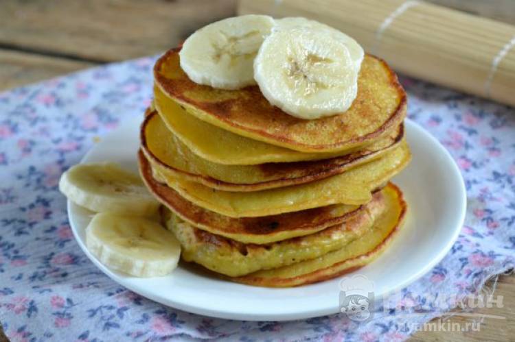 Банановые оладьи на завтрак для ребенка