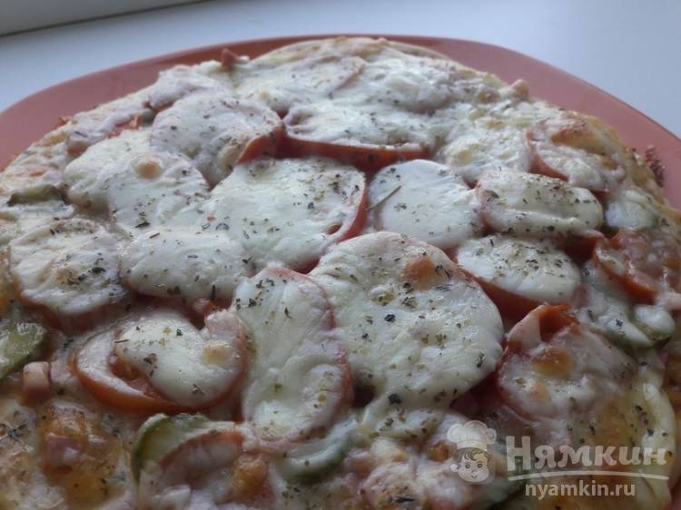 Пицца с колбасой, маринованными огурцами и моцареллой