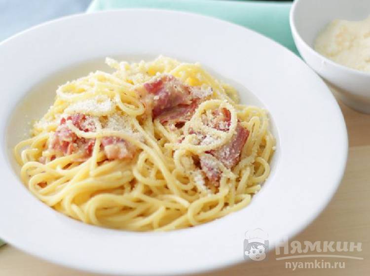 Спагетти Карбонара с беконом и сыром
