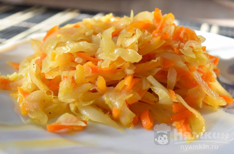 Жареная капуста с луком и морковью