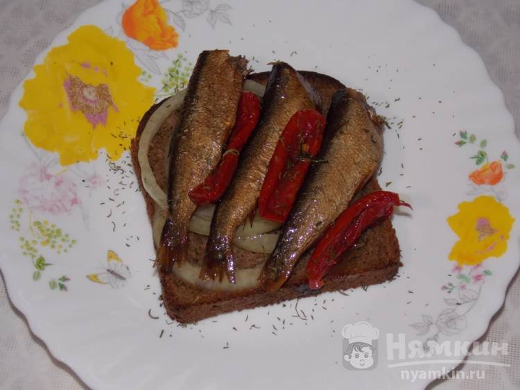 Бутерброды со шпротами и маринованным луком