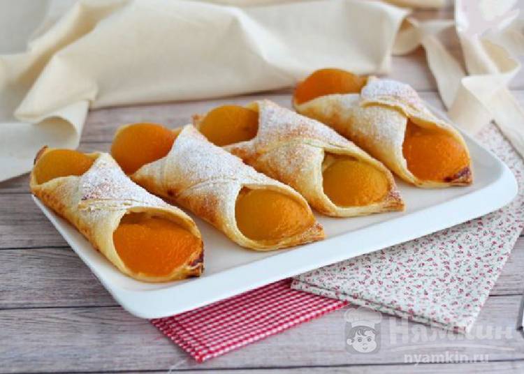Пирожки с абрикосами и заварным кремом