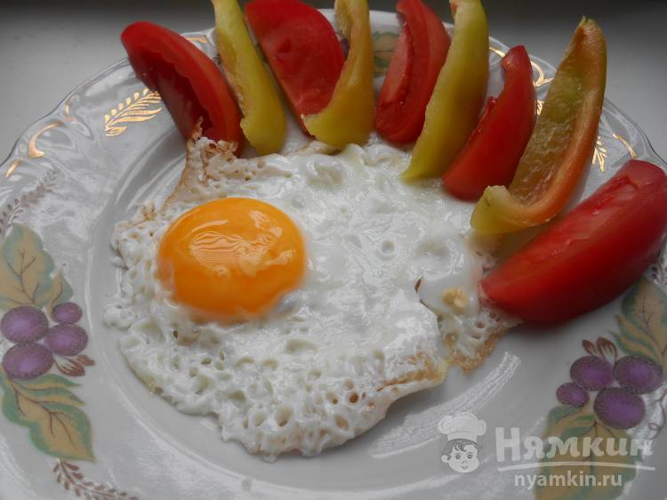 Классическая глазунья с овощами на завтрак