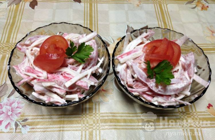Салат из крабовых палочек и помидорок