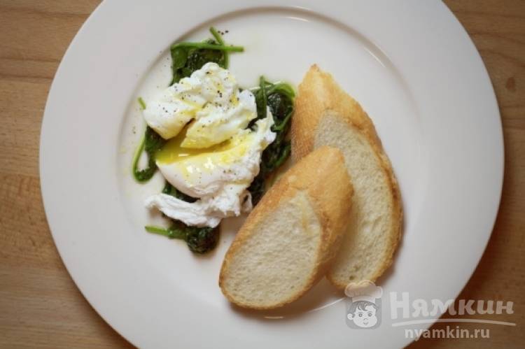 Яйцо-пашот с хрустящим хлебом и шпинатом