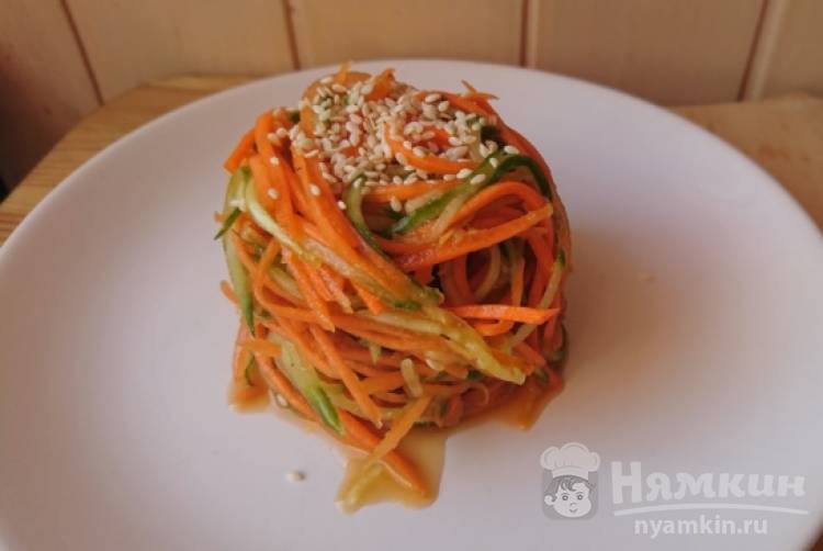 Корейский салат из морковки и огурца