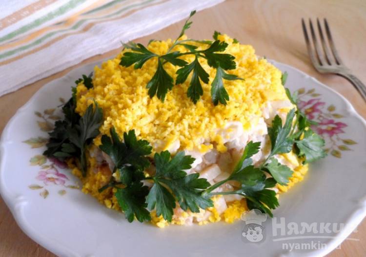 Слоёный салат из риса и рыбных консервов