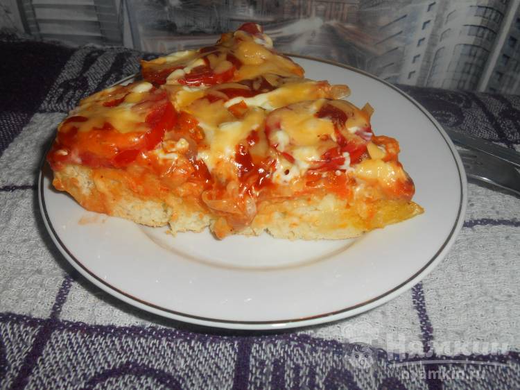 Пицца с овощами и сыром на толстом тесте