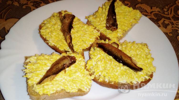Бутерброды со шпротами и яйцом