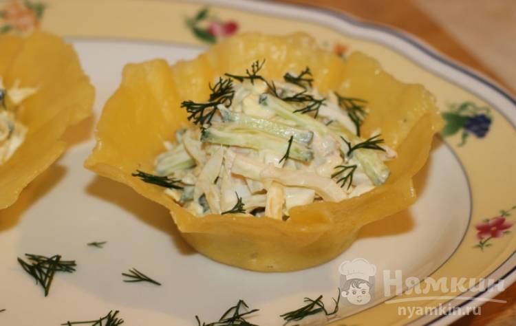 Кальмаровый салат в сырных корзиночках