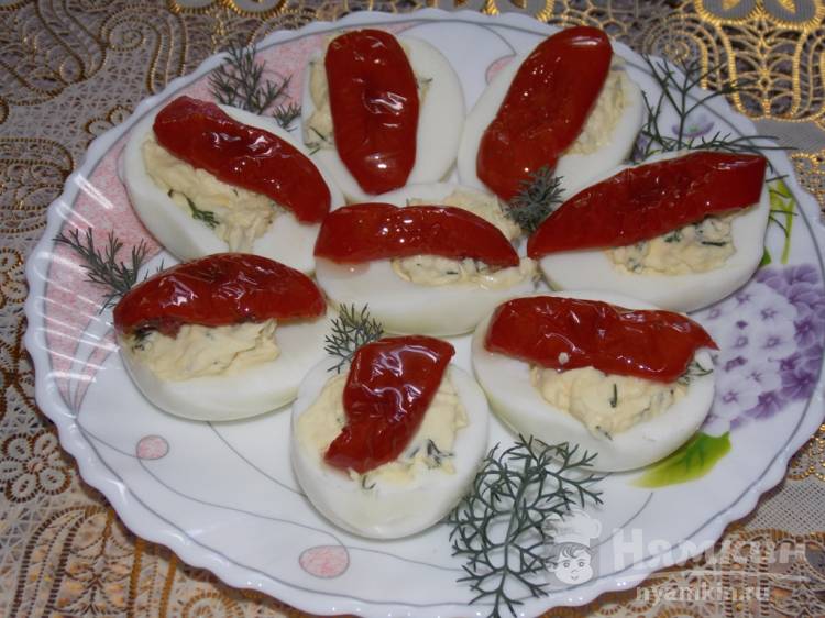 Фаршированные яйца с вялеными томатами
