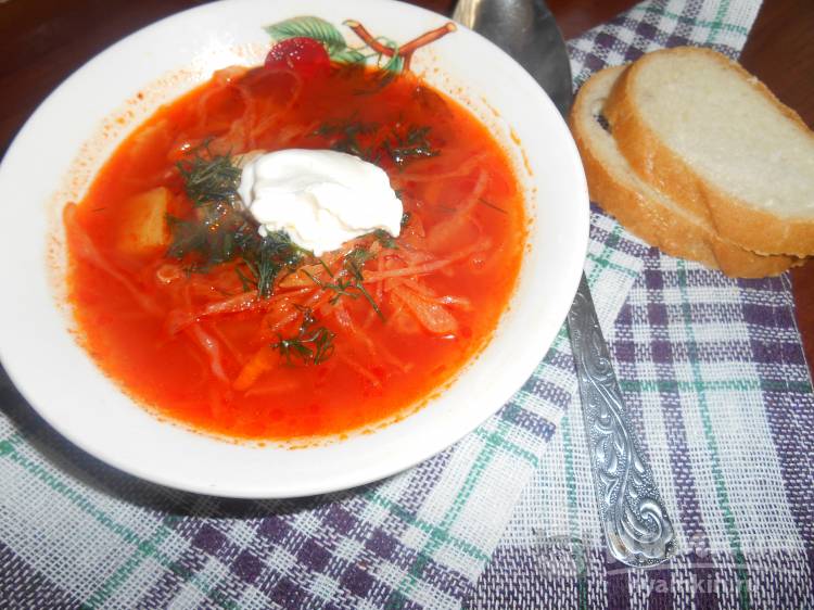 Украинский борщ без мяса со сметаной и зеленью