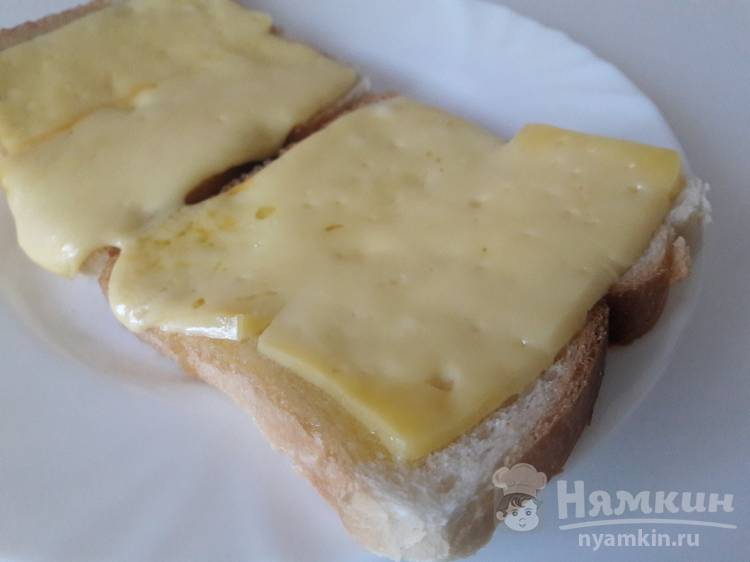 Бутерброд с сыром и колбасой в микроволновке