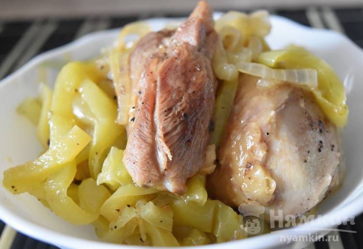 Курица на сковороде с болгарским перцем