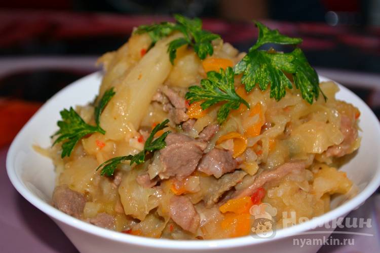 Тушеный картофель с мясом и капустой в мультиварке