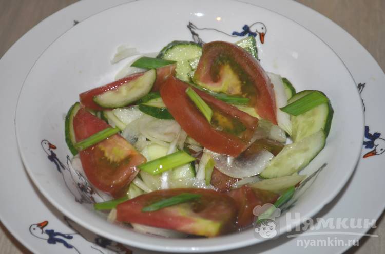 Летний салат из сезонных овощей с заправкой из масла и специй