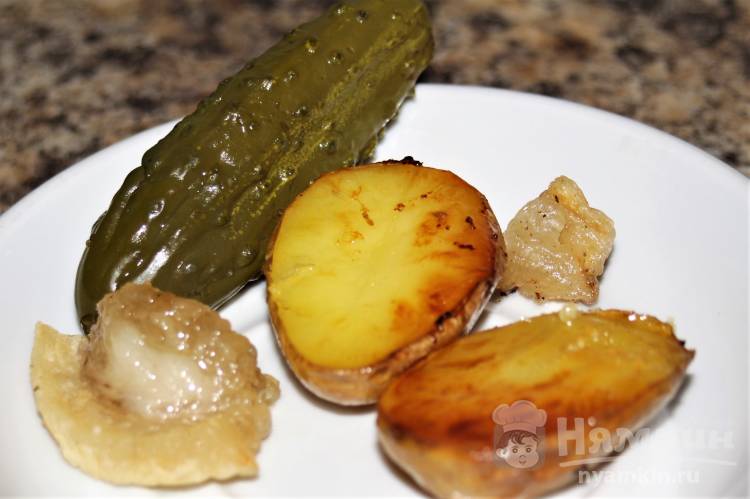 Запечённый картофель с салом в духовке