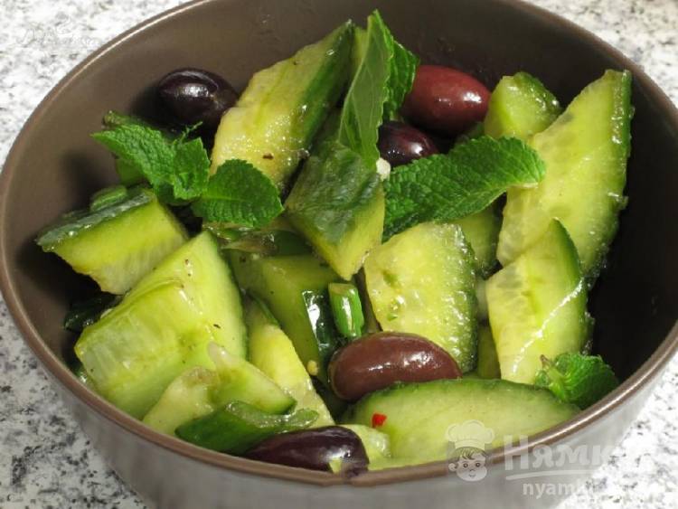 Салат из огурцов и оливок