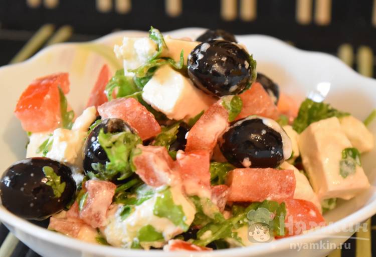 Легкий салат с брынзой, рукколой и оливками